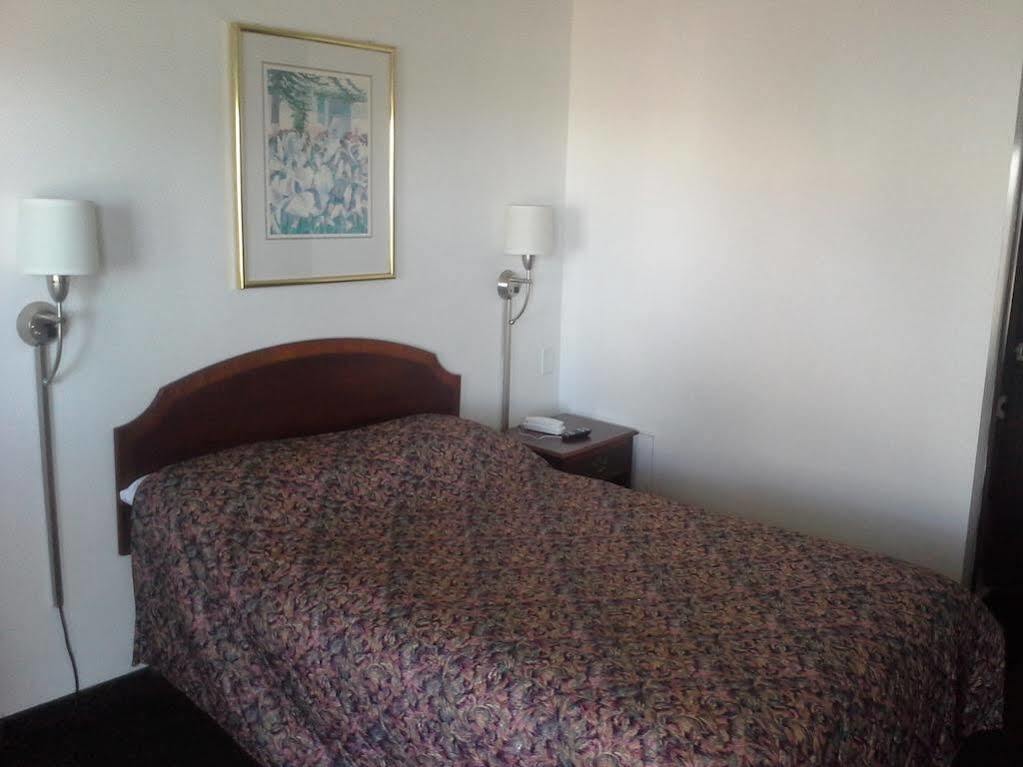 Economy Inn Of Holland Ngoại thất bức ảnh